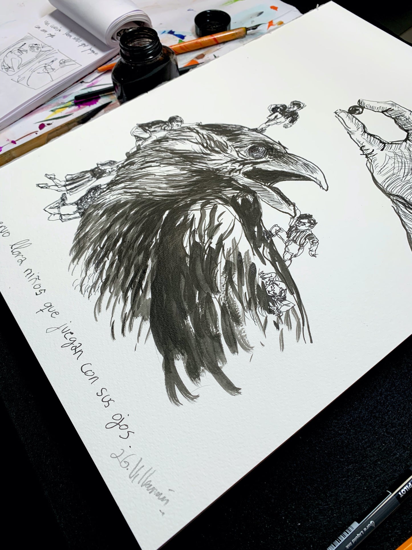 Un corbeau pleure les enfants qui jouent avec ses yeux