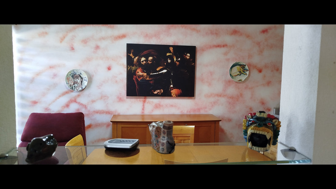 Los platos de Pepe en la pared que pintó para colocarlos en su hogar.