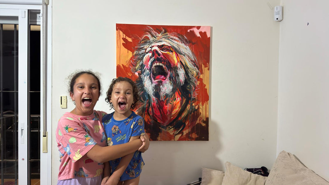 Los hijos de Santiago imitan la expresión del retrato de Antonio García Villarán, ya colgado en su hogar de Marbella.